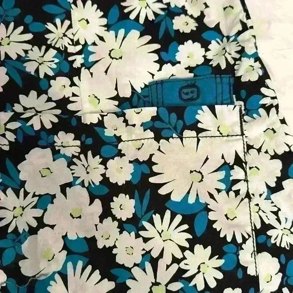Wonder Flex Black, Teal and White Flowered Short Sleeve Scrub Shirt Size Large - Picture 5 of 10